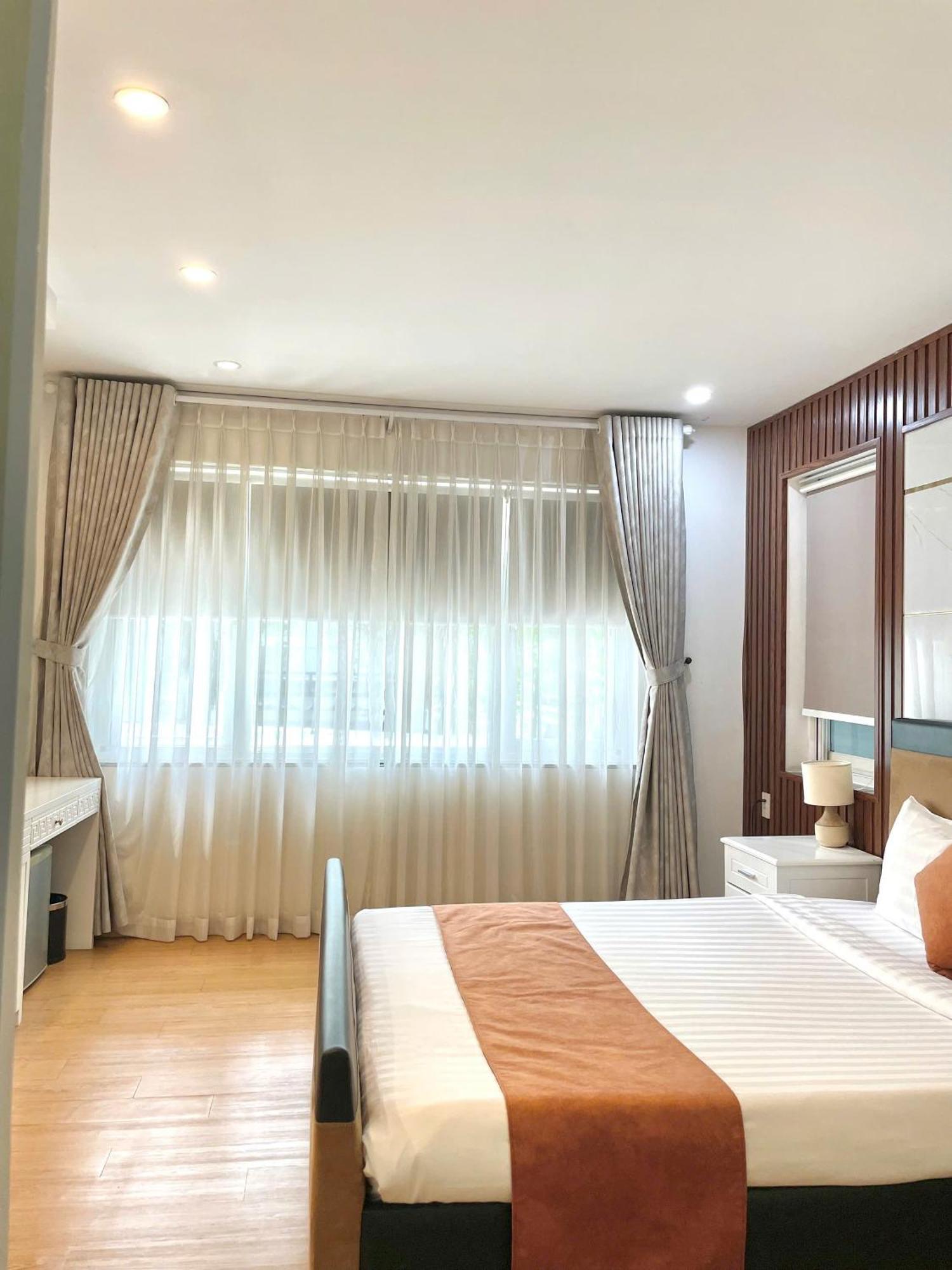 Khách sạn Paragon Pmh
